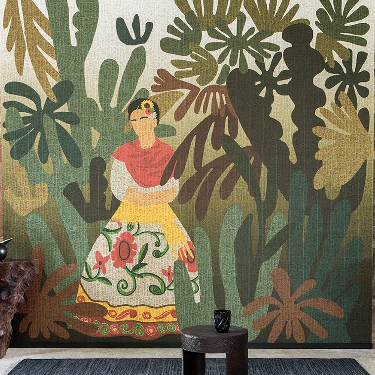 Muurschildering van een vrouw in kleurrijke kleding, omringd door weelderige tropische planten, geïnspireerd op "La passion de Diego".