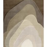 Beige en bruin getinte Limited Edition AGHR 42528 Travertine vloerkleed met organische, gelaagde vormen.