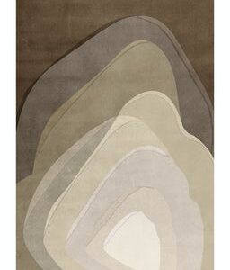 Beige en bruin getinte Limited Edition AGHR 42528 Travertine vloerkleed met organische, gelaagde vormen.