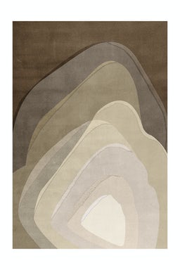 Beige en bruin getinte Limited Edition AGHR 42528 Travertine vloerkleed met organische, gelaagde vormen.