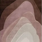 Vloerkleed Limited Edition AGHR 43529 Port Rose met gelaagde abstracte vormen in roze en bruine tinten.