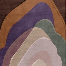 Abstract vloerkleed Limited Edition AGHR 49552 Violet Malaga met golvende lagen in paarse, groene en aardetinten.