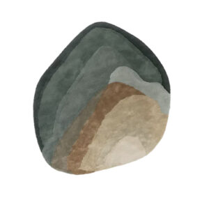 Organisch gevormd vloerkleed in aardse tinten met lagen die doen denken aan agaatsteen, uit de Limited Edition Agate High Basil Sand collectie.