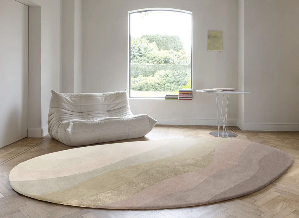Luxe, minimalistisch interieur met het Limited Edition Allegro Low Tidal Tan vloerkleed in zachte natuurtinten.