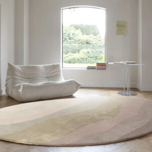 Luxe, minimalistisch interieur met het Limited Edition Allegro Low Tidal Tan vloerkleed in zachte natuurtinten.
