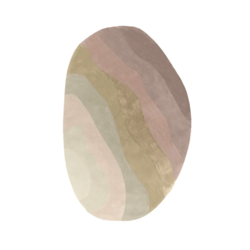Ovaal vloerkleed in organische vorm met golvende banen in aardetinten zoals beige, roze en bruin.