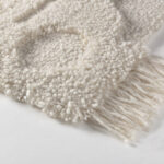 Detailopname van het Limited Edition vloerkleed Abstract Organic Ellipse met een wollige textuur en franjes.