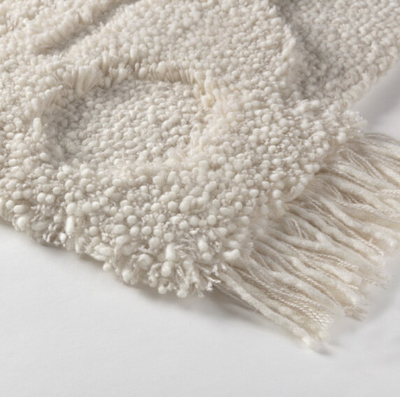 Detailopname van het Limited Edition vloerkleed Abstract Organic Ellipse met een wollige textuur en franjes.
