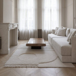 Stijlvol ingerichte woonkamer met een Limited Edition Abstract Organic Rectangle vloerkleed in neutrale tinten.