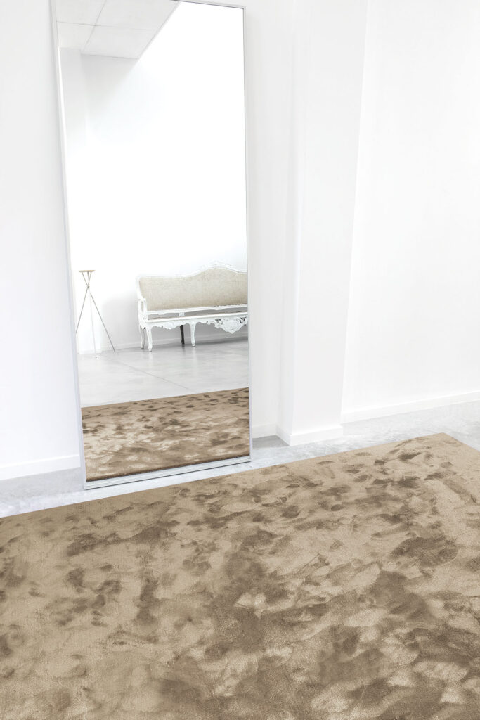 Beige Limited Edition vloerkleed Astral Cumin in moderne, minimalistische interieursetting met spiegel.