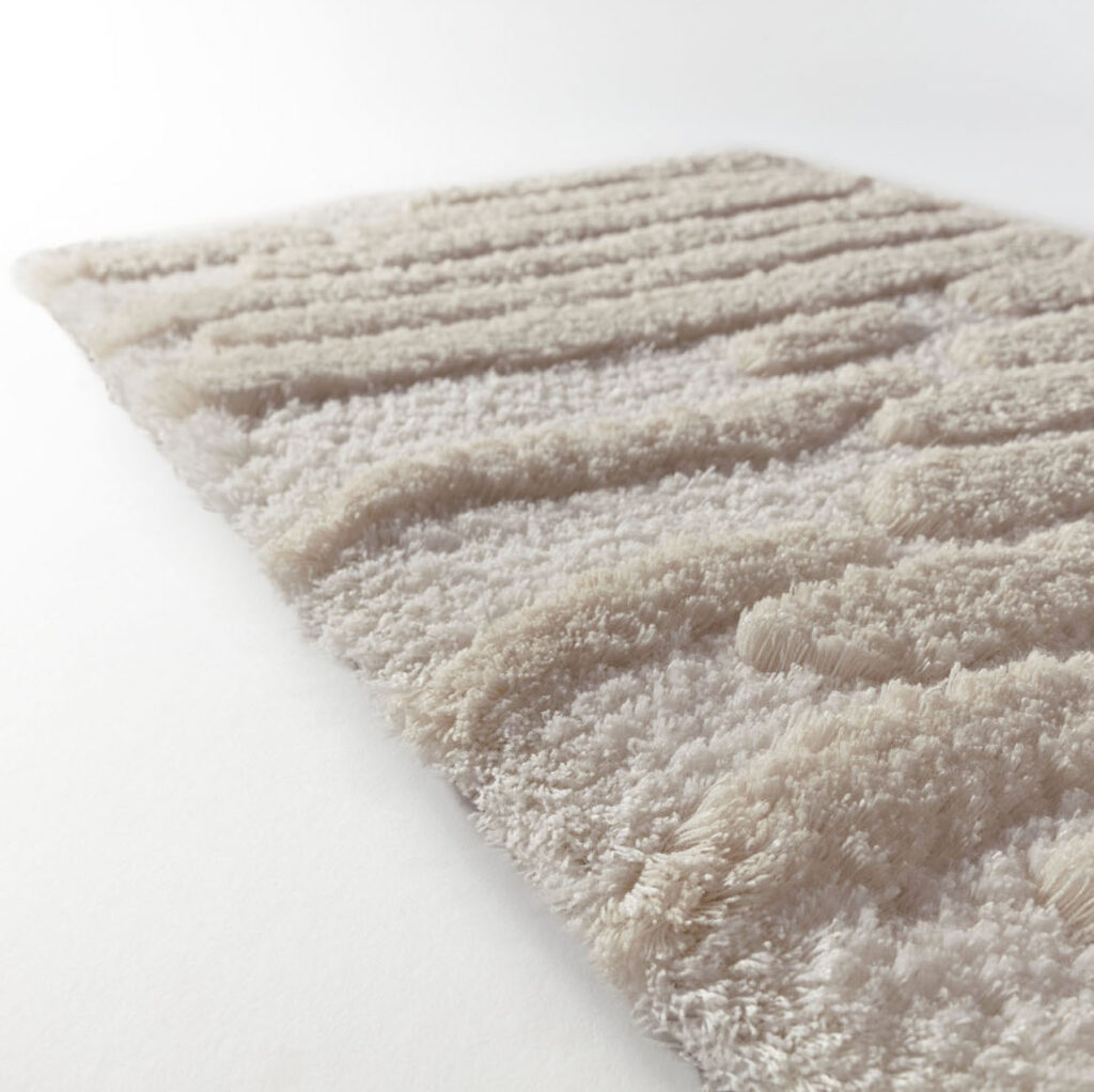 Limited-edition vloerkleed Cosmic Vista in de kleur Winter White met een hoogpolige, golvende textuur.