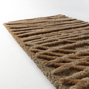 Detailopname van het Limited Edition vloerkleed Spiro Honey Desert met een reliëfstructuur in bruin- en zandtinten.