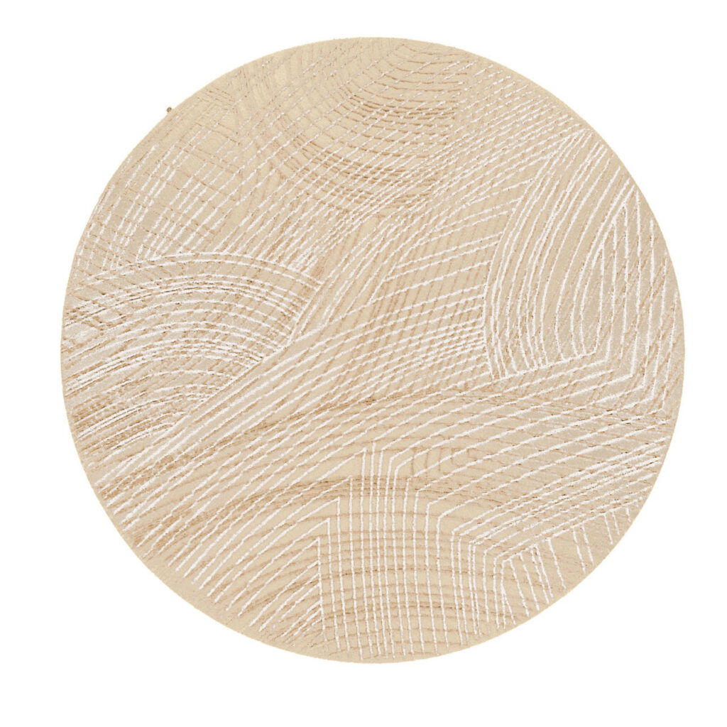 Rond vloerkleed Spiro Sand met een lichtbeige kleur en wit grafisch lijnpatroon.