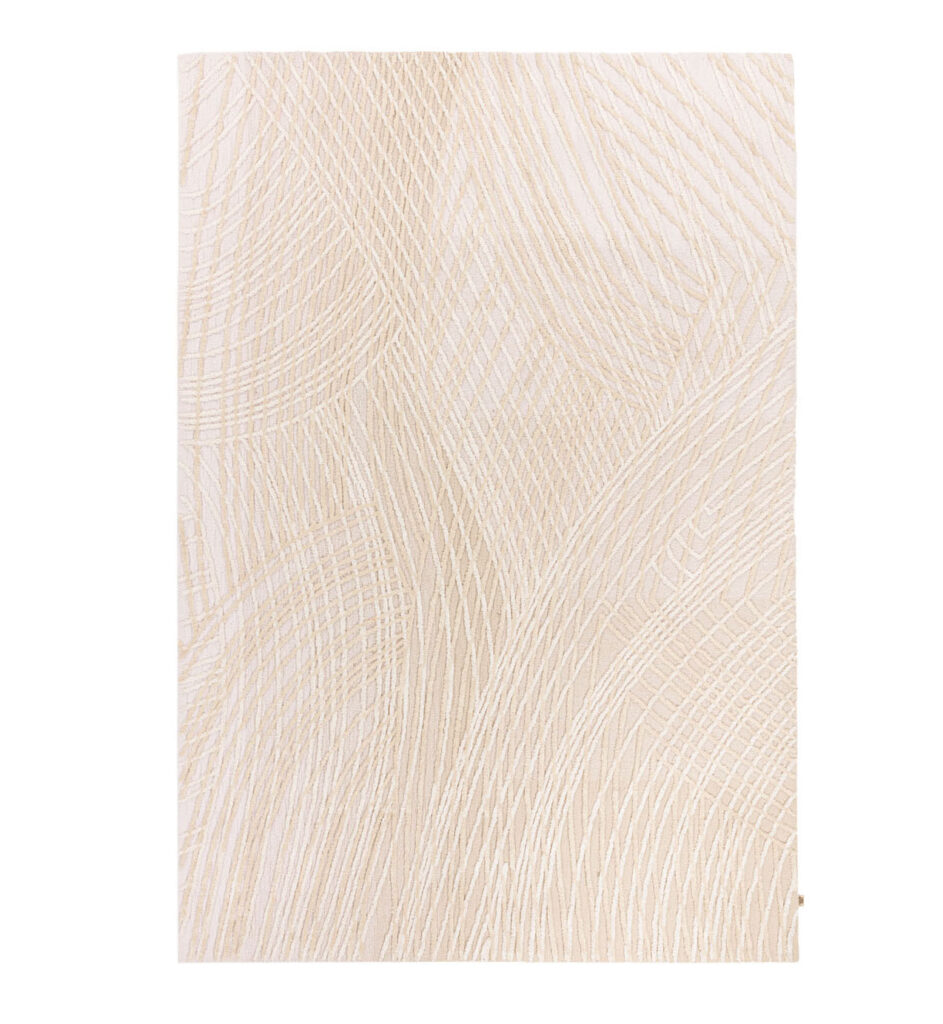 Langwerpig limited edition vloerkleed Spiro Summer Sand met een subtiel golvend lijnpatroon in beige tinten.