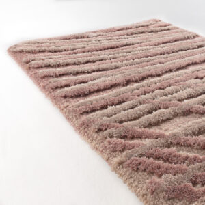 Detailopname van het Limited Edition vloerkleed Spiro in de kleur Brush Pink met een reliëfstructuur van zachte, golvende strepen.