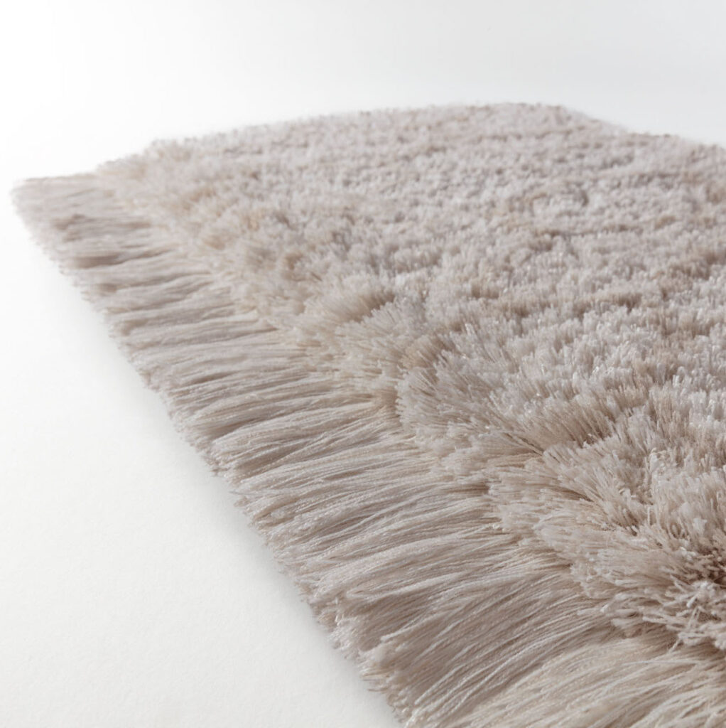 Detailopname van het Limited Edition vloerkleed Cosmic Mongolia met een zachte papyrusboord.