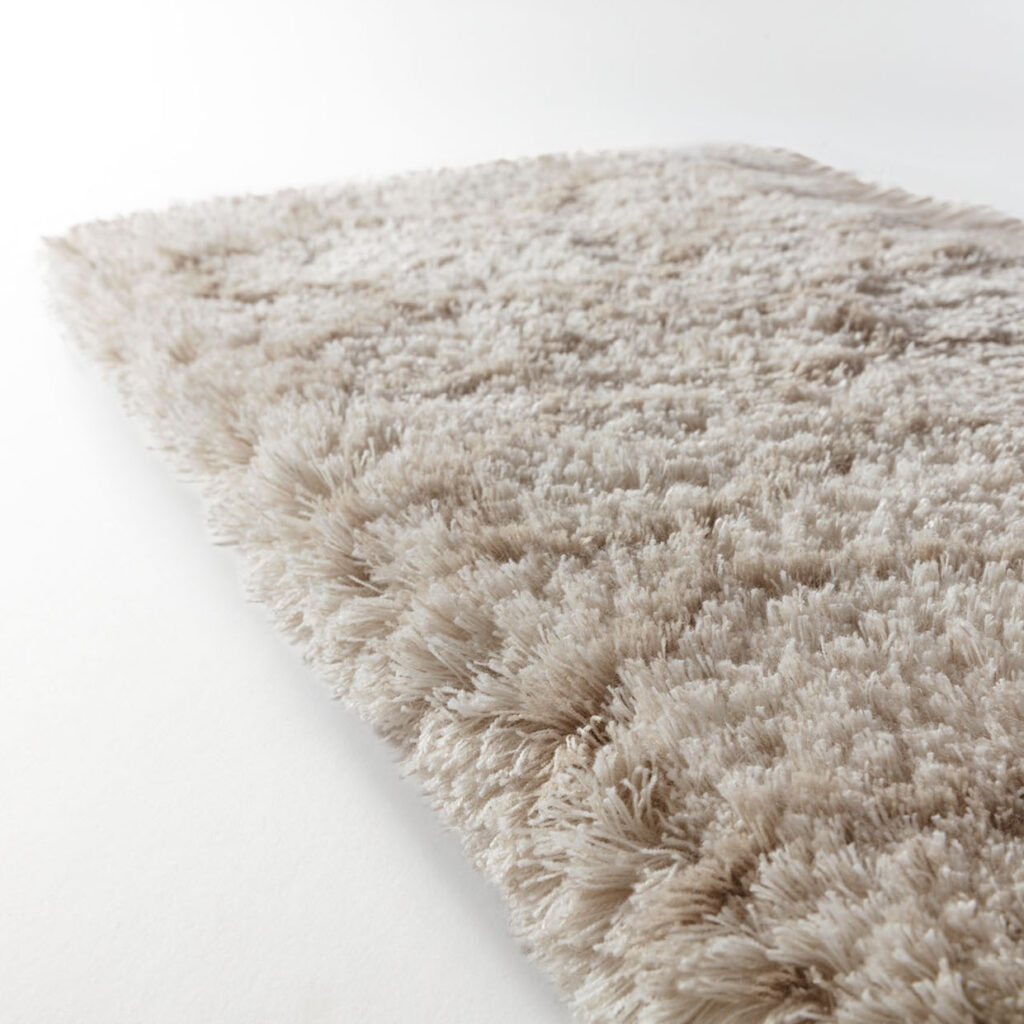 Detailweergave van het zachte, hoogpolige Limited Edition vloerkleed Cosmic Mongolia in de kleur Papyrus.