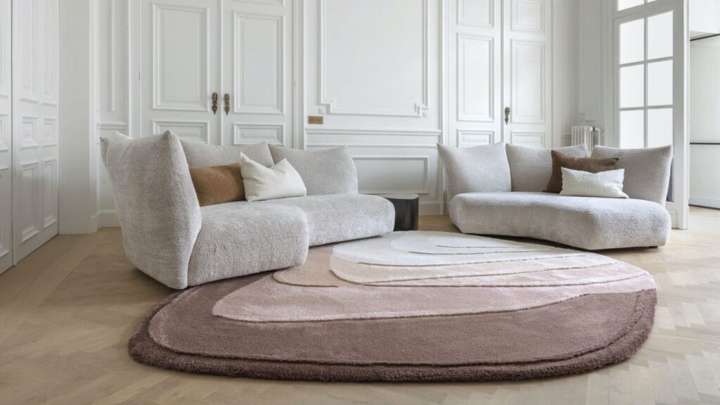 Modern interieur met twee lichtgrijze banken en een limited edition vloerkleed Agate High Rose in zachte roze- en bruintinten.