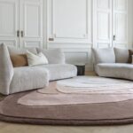 Modern interieur met twee lichtgrijze banken en een limited edition vloerkleed Agate High Rose in zachte roze- en bruintinten.