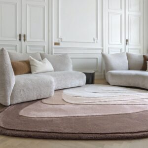 Modern interieur met twee lichtgrijze banken en een limited edition vloerkleed Agate High Rose in zachte roze- en bruintinten.