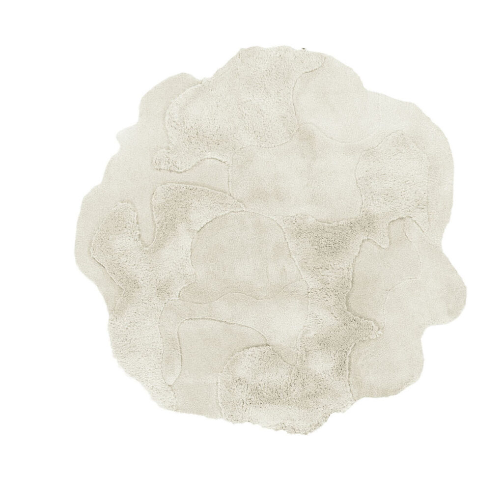 Crèmekleurig limited edition vloerkleed Cosmic Cocoon Alabaster met organische vormen en verschillende texturen.