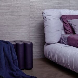 Modern interieur met een lila bank, paarse accenten en Line behang van Arte op de muur.