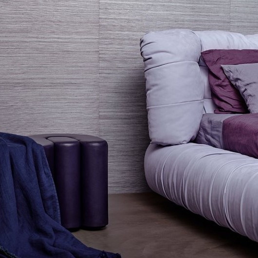 Modern interieur met een lila bank, paarse accenten en Line behang van Arte op de muur.