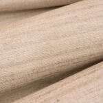 Close-up van beige stof met fijne, horizontale lijnen uit de Lino-Lignes-collectie.