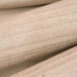 Close-up van beige stof met fijne, horizontale lijnen uit de Lino-Lignes-collectie.