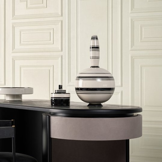 Strakke, moderne interieursetting met een zwart tafelblad en gestreepte decoratieve vazen uit de Manoir2-FZ4H-2 collectie.