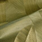 Groen-goud textiel met geometrisch marqueteriepatroon en fijne lijnen in reliëf.