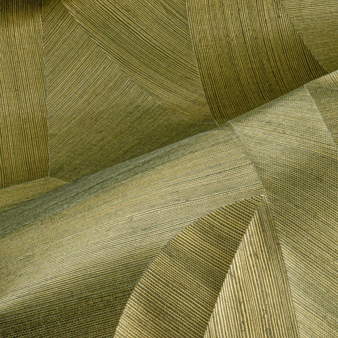 Groen-goud textiel met geometrisch marqueteriepatroon en fijne lijnen in reliëf.