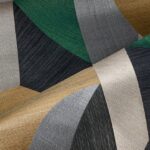 Abstracte textielstructuur met geometrische vormen in groen, zwart, grijs, beige en goud uit het Marqueterie Puzzle 7-Q7D6-2 ontwerp.