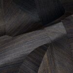 Donkerkleurig marqueterie-patroon met overlappende stroken in een geometrisch puzzelontwerp.