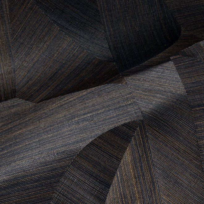 Donkerkleurig marqueterie-patroon met overlappende stroken in een geometrisch puzzelontwerp.