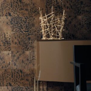 Glanzend beige dressoir met abstract houten kunstobject tegen Memoires Panthère behang met panterprint.