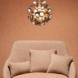 Beige zitbank met kussens, voor een oranje muur met sierlijk Calligraphy Bird-behang en een opvallende bolvormige plafondlamp.