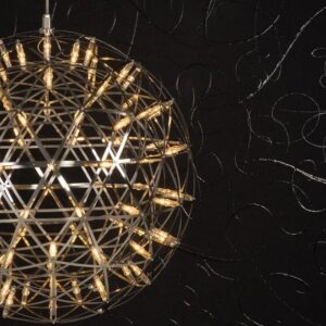 Moderne bolvormige hanglamp voor een zwart metallic Calligraphy Bird3-behang met sierlijke patronen.