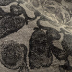 Detailopname van het Moooi Coccinella Bella Jacquard behang met een geweven bloemenpatroon in zwart en beige.