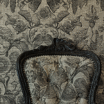 Barokke stoel met jacquard bekleding staat voor een muur met hetzelfde Moooi Coccinella Bella jacquardbehang.