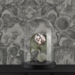 Decoratieve glazen stolp met een gestileerde lieveheersbeestje op een tak, voor jacquardbehang met bloemmotief uit de Moooi Coccinella Bella collectie.