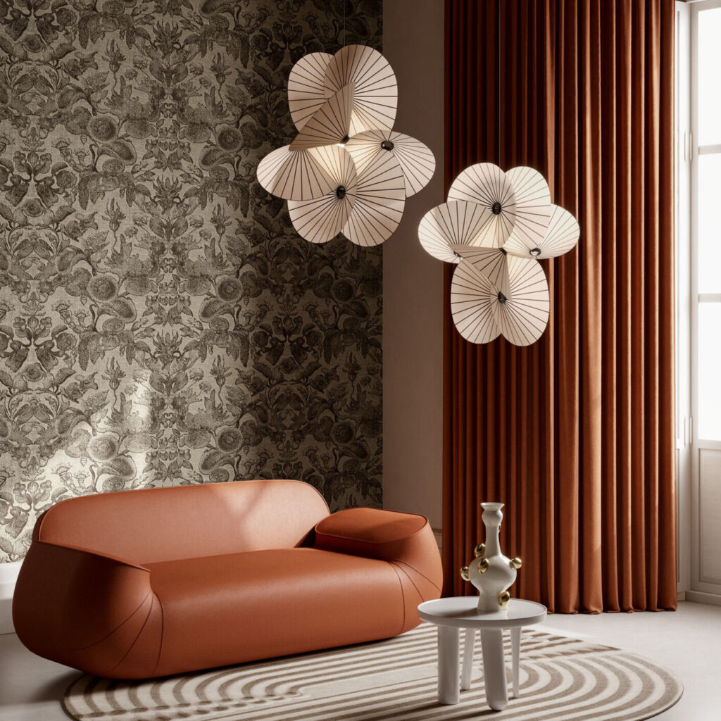 Moderne woonkamer met Moooi Coccinella Bella Jacquard behang, een oranjebruine designbank en sculpturale wandlampen.