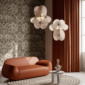 Moderne woonkamer met Moooi Coccinella Bella Jacquard behang, een oranjebruine designbank en sculpturale wandlampen.