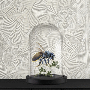 Glazen stolp met een gestileerde TechnoBee en groene takjes op een zwarte ondergrond voor een reliëfrijke, geborduurde wand.