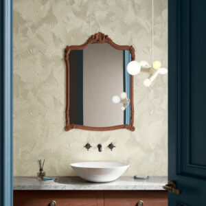 Stijlvol ingerichte badkamer met Moooi TechnoBee Embroidered MO5040-behang, een waskom op marmeren blad en een sierlijke houten spiegel.