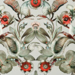 Gedetailleerd en symmetrisch patroon met florale en insectachtige elementen uit de Moooi Coccinella Bella behangcollectie.