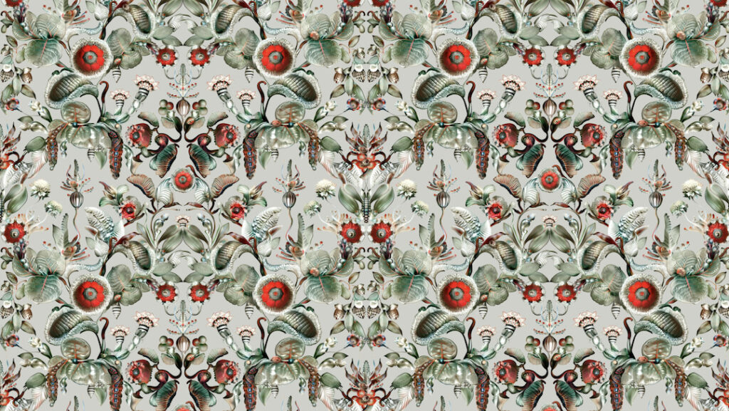 Gedetailleerd en kleurrijk behangpatroon Coccinella Bella MO5000 met symmetrisch ontwerp van planten, bloemen en insecten.