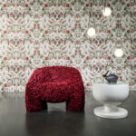Rode designstoel voor een decoratieve Moooi Coccinella Bella wandbekleding met bloemen- en insectenmotief.