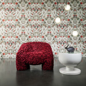 Rode designstoel voor een decoratieve Moooi Coccinella Bella wandbekleding met bloemen- en insectenmotief.