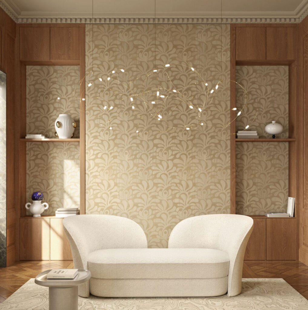 Luxe woonkamer met Moooi Woodblock Beetle Fern behang, sierlijke verlichting en een crèmekleurige designbank.